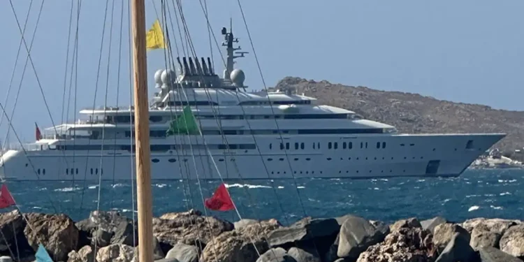 Πάρος: Έδεσε  σούπερ γιότ Σεΐχη στη Νάουσα