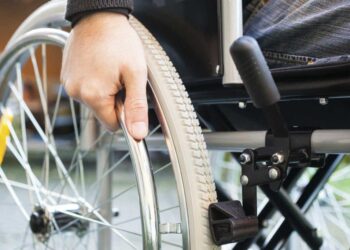 Τρίκαλα: οδηγός παρέσυρε, τραυμάτισε και εγκατέλειψε ηλικιωμένο σε αναπηρικό αμαξίδιο