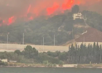 Τουλάχιστον 18 άνθρωποι απεγκλωβίστηκαν από παραλίες με συνδρομή του λιμενικού στην κάτω Αχαΐα