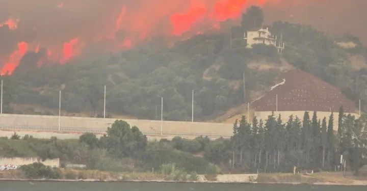 Τουλάχιστον 18 άνθρωποι απεγκλωβίστηκαν από παραλίες με συνδρομή του λιμενικού στην κάτω Αχαΐα