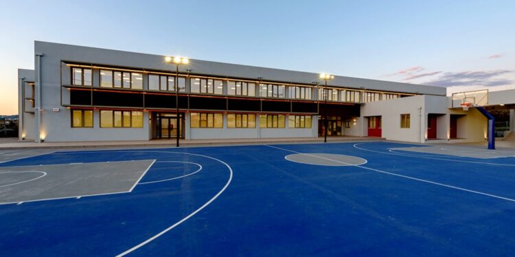 Υπογραφή σύμβασης για επισκευές και συντηρήσεις αύλειων σχολικών χώρων στον Δήμο Αγρινίου