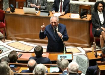 Ο τρόπος που σχολιάστηκε η πτώση της κυβέρνησης της Γαλλίας από τον Ευρωπαϊκό τύπο