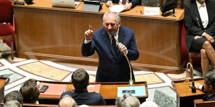 Ο τρόπος που σχολιάστηκε η πτώση της κυβέρνησης της Γαλλίας από τον Ευρωπαϊκό τύπο