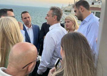 Όσα είπε ο πρωθυπουργός σε χαλαρή συζήτηση με δημοσιογράφους πριν τη ΔΕΘ – Και η Νανά Θεοδωροπούλου στη συνάντηση