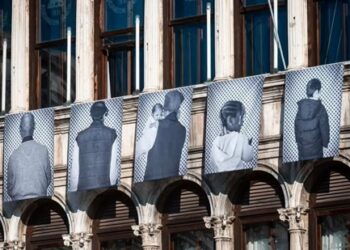 Βενετία: 100 ασπρόμαυρα πορτρέτα μεταναστών εκθέτονται σε κτήριο του 16ου αιώνα