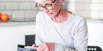 Συντάξεις: Πόσο μειώνεται η μηνιαία παρακράτηση φόρου για τους συνταξιούχους [πίνακες]