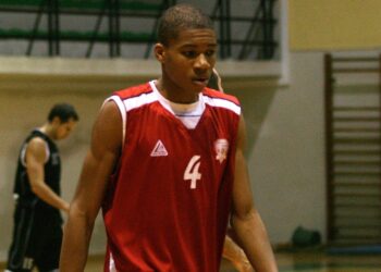 Γιάννης Αντετοκούνμπο: Από τα στενά των Σεπολίων στην κορυφή του κόσμου και τώρα στο γαλανόλευκο όνειρο