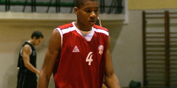 Γιάννης Αντετοκούνμπο: Από τα στενά των Σεπολίων στην κορυφή του κόσμου και τώρα στο γαλανόλευκο όνειρο