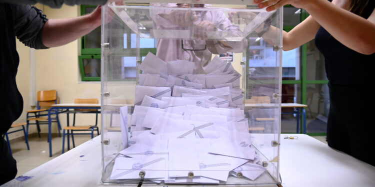 Δημοσκόπηση PULSE: Στο 24% η ΝΔ, δεύτερο το ΠΑΣΟΚ και οκτακομματική Βουλή. Ποιά η άποψη των πολιτών για τις εξαγγελίες Μητσοτάκη στη ΔΕΘ;