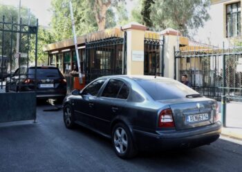 Νόμιμη αμοιβή θεωρεί τα χρήματα που πήρε ο διευθυντής Καρδιοχειρουργικής με το «φακελάκι».Στο εδώλιο σήμερα