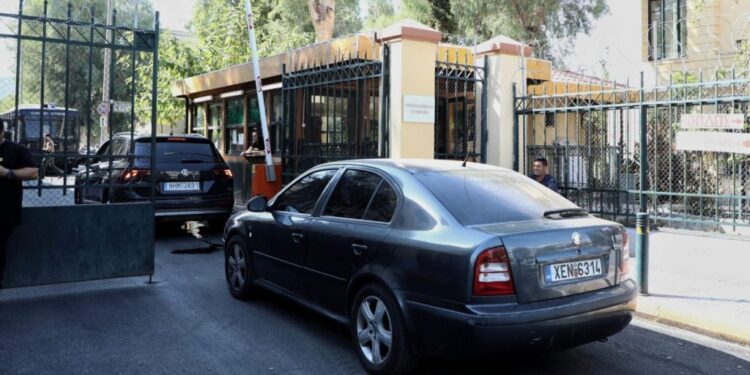 Νόμιμη αμοιβή θεωρεί τα χρήματα που πήρε ο διευθυντής Καρδιοχειρουργικής με το «φακελάκι».Στο εδώλιο σήμερα