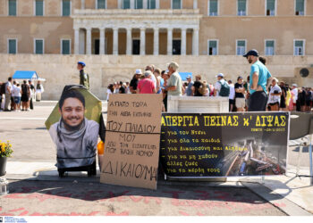 Τέμπη: Ποιοί ζητούν την εκταφή των παιδιών τους;