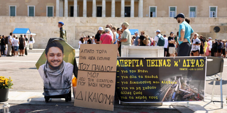 Τέμπη: Ποιοί ζητούν την εκταφή των παιδιών τους;