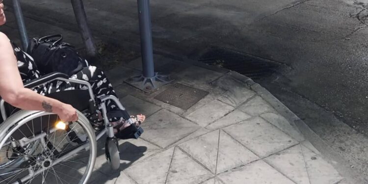 Αγρίνιο: Κολώνα εμποδίζει την πρόσβαση ατόμων με αναπηρία-“Δυστυχώς κύριε Δήμαρχε η πόλη μας είναι αφιλόξενη”