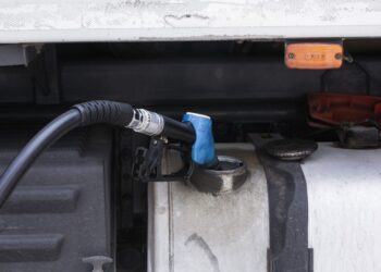 Λαθρεμπόριο καυσίμων: Με διαλύτες από το εξωτερικό αλλοίωναν τη βενζίνη