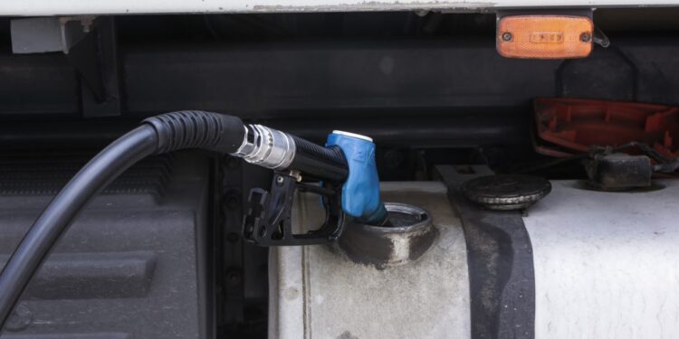 Λαθρεμπόριο καυσίμων: Με διαλύτες από το εξωτερικό αλλοίωναν τη βενζίνη