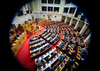 Αντιπαράθεση στη Βουλή για τη ΔΕΘ και το νομοσχέδιο κοινωνικής κατοικίας