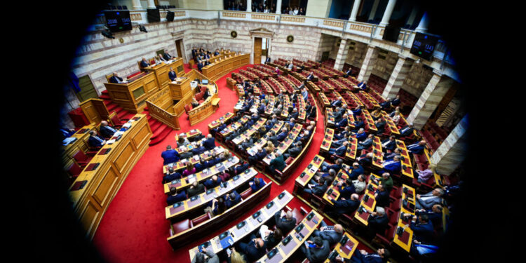 Αντιπαράθεση στη Βουλή για τη ΔΕΘ και το νομοσχέδιο κοινωνικής κατοικίας