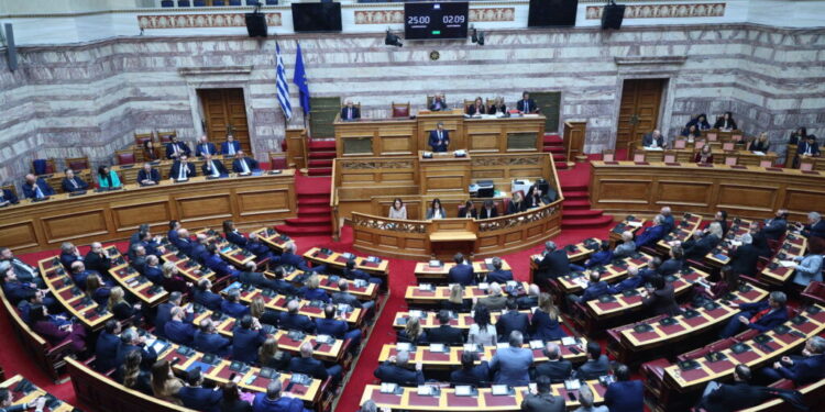 Βουλή: Ψηφίστηκε η ενσωμάτωση οδηγίας για ποινικά αδικήματα – Έντονες αντιδράσεις