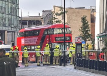 Υποψία για πολλούς τραυματίες στο Λονδίνο ύστερα από παράσυρση από διώροφο λεωφορείο
