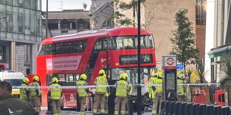 Υποψία για πολλούς τραυματίες στο Λονδίνο ύστερα από παράσυρση από διώροφο λεωφορείο