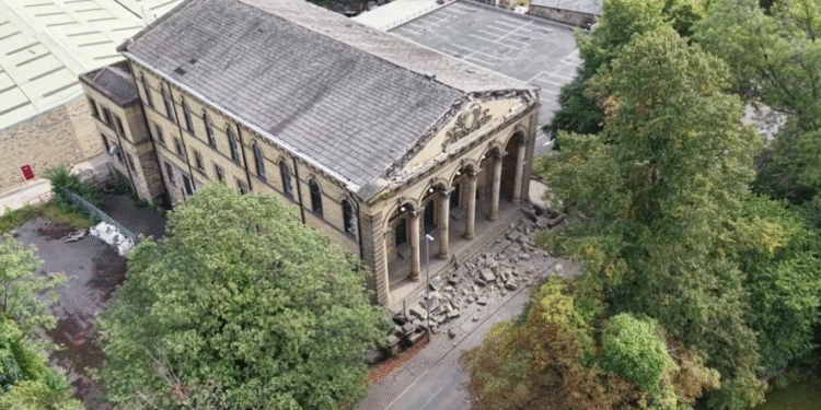 Κατάρρευση Βικτωριανού ναού στην Αγγλία. Θαύμα η μη ύπαρξη θυμάτων