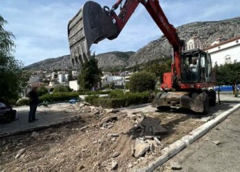 Απαγόρευση στάθμευσης οχημάτων περιμετρικά της κεντρικής πλατείας Αστακού. Εκκίνησε το μεγάλο έργο της ανάπλασης.