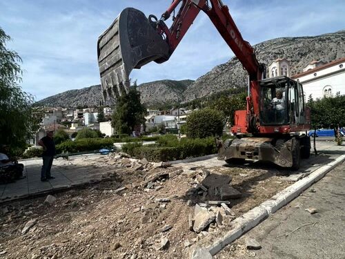 Απαγόρευση στάθμευσης οχημάτων περιμετρικά της κεντρικής πλατείας Αστακού. Εκκίνησε το μεγάλο έργο της ανάπλασης.