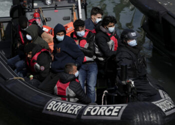 Βρετανία: Νέο πακέτο μέτρων στη μεταναστευτική πολιτική με αυστηρότερους κανόνες για οικογενειακή επανένωση