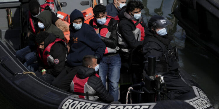 Βρετανία: Νέο πακέτο μέτρων στη μεταναστευτική πολιτική με αυστηρότερους κανόνες για οικογενειακή επανένωση