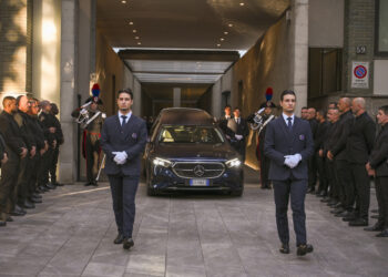 Μιλάνο: Πλήθος κόσμου στο τελευταίο αντίο στον Τζόρτζιο Αρμάνι – Επίσημη ημέρα πένθους η Δευτέρα, ημέρα της κηδείας