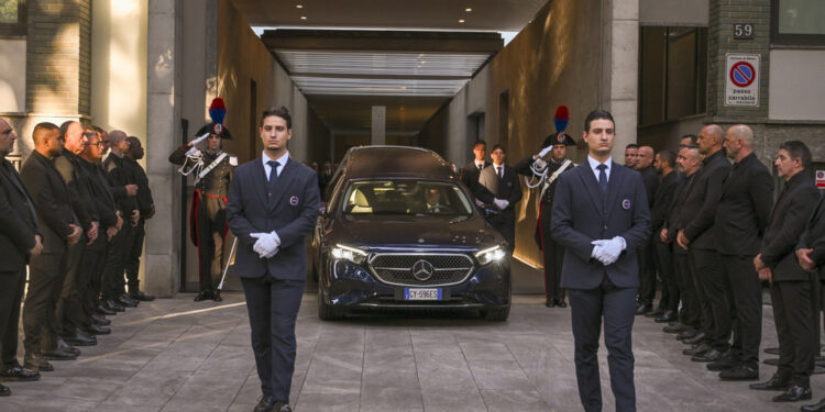 Μιλάνο: Πλήθος κόσμου στο τελευταίο αντίο στον Τζόρτζιο Αρμάνι – Επίσημη ημέρα πένθους η Δευτέρα, ημέρα της κηδείας