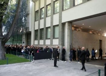 Τζόρτζιο Αρμάνι: Σε λαϊκό προσκύνημα η σορός του σπουδαίου σχεδιαστή μόδας