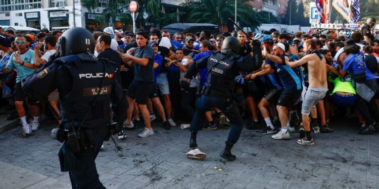 Παρίσι: Επεισόδια με 19 συλλήψεις Ιταλών πριν τον αγώνα Παρί Σ.Ζ.-Αταλάντα για το Champions League