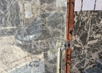 «Ξυπνήσαμε και είδαμε αίματα παντού» λέει ο γείτονας του 65χρονου που μαχαιρώθηκε στο πόδι στη Λούτσα