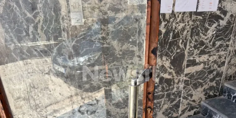 «Ξυπνήσαμε και είδαμε αίματα παντού» λέει ο γείτονας του 65χρονου που μαχαιρώθηκε στο πόδι στη Λούτσα