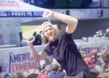 Δολοφονία Τσάρλι Κερκ: Βίντεο δείχνει μυστηριώδη μουσάτο άνδρα να πανηγυρίζει μετά τον πυροβολισμό