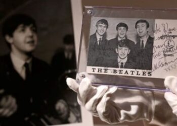 Στο σφυρί βιβλίο με αυτόγραφα των Beatles και των Rolling Stones