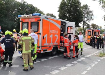 Πληροφορίες για πολλούς τραυματίες στο Βερολίνο ύστερα από πτώση αυτοκινήτου σε πλήθος