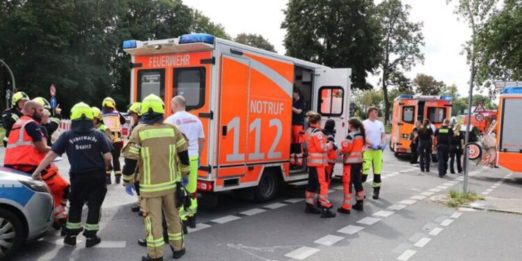 Πληροφορίες για πολλούς τραυματίες στο Βερολίνο ύστερα από πτώση αυτοκινήτου σε πλήθος