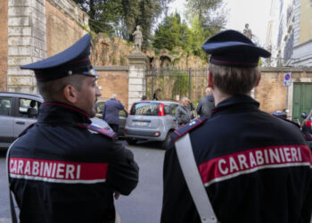 Νάπολη: Παραδώθηκε σφαίρα σε ιερέα που μάχεται κατά της μαφίας