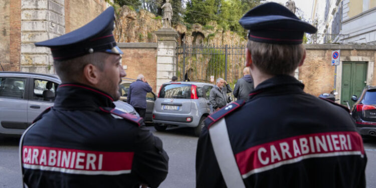 Νάπολη: Παραδώθηκε σφαίρα σε ιερέα που μάχεται κατά της μαφίας