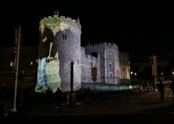 Προβολή φωτογραφιών Τραμπ με Επσταϊν στο Κάστρο του Γουίνδσορ – Τέσσερις συλλήψεις ακτιβιστών