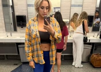 Αεροσυνοδός ανάγκασε πρώην μοντέλο του Playboy να κουμπώσει το πουκάμισό της… επειδή έχει μεγάλο στήθος