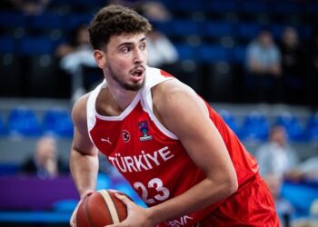 Ύμνος στον Σενγκούν από τον προπονητή των Ρόκετς πριν το ματς με την Ελλάδα