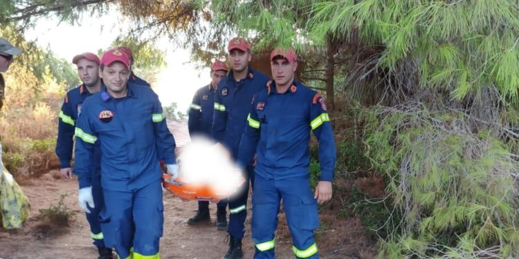 Λευκάδα: ΕΚΑΒ και Πυροσβεστική έσωσαν γυναίκα σε παραλία