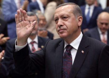 Ερντογάν: Εμφανίζεται ως υποστηρικτής της ειρήνης στη Λιβύη