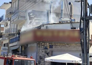 Φωτιά σε κατάστημα αναστάτωσε το Μεσολόγγι