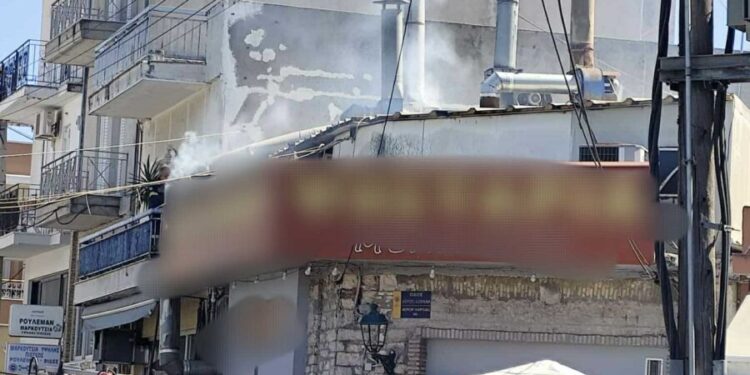 Φωτιά σε κατάστημα αναστάτωσε το Μεσολόγγι