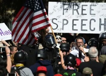 ΗΠΑ: Μετά τη δολοφονία του Τσάρλι Κερκ, οι Δημοκρατικοί σηκώνουν «ασπίδα» για την ελευθερία της έκφρασης